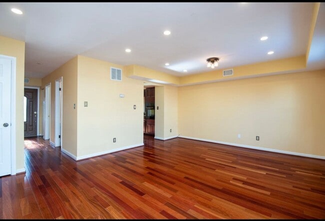 Building Photo - Bright 3 Bedroom Takoma Townhome with Park...