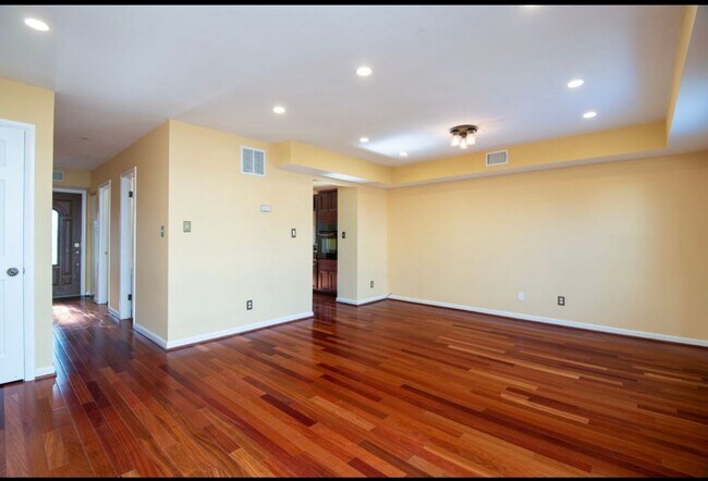 Foto del edificio - Bright 3 Bedroom Takoma Townhome with Park...