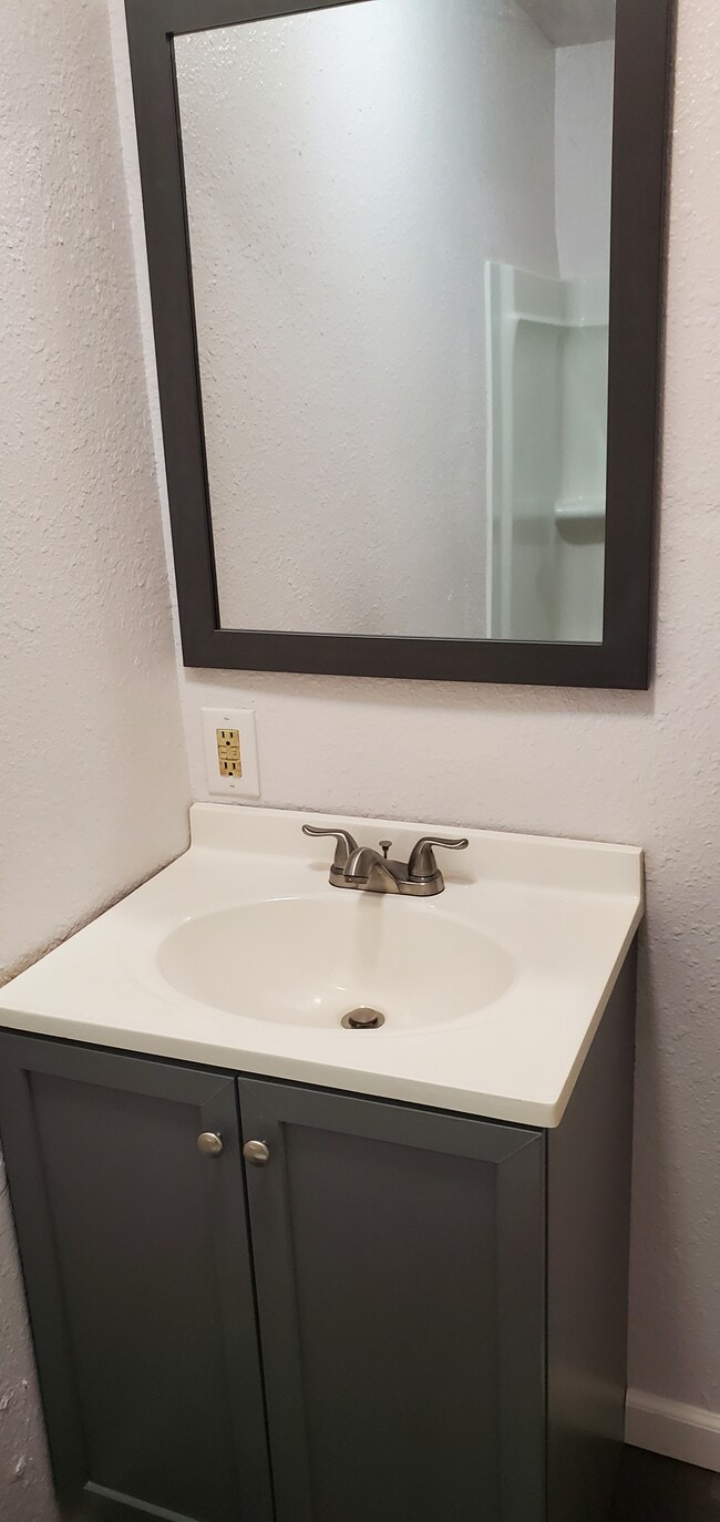 Bathroom - 913 N Greenwood St #D