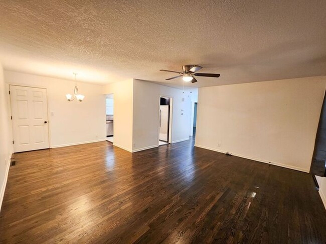 Building Photo - Freshly Remodeled 3 Bedroom / 1 Bathroom H...