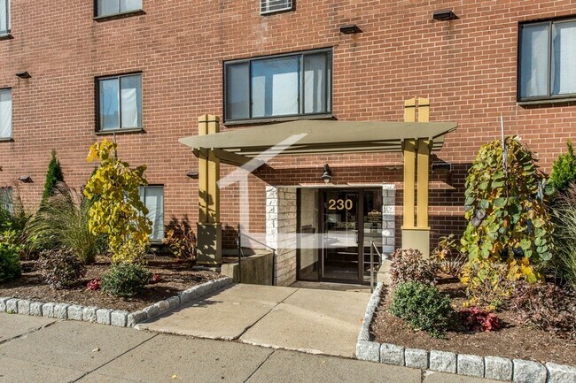 Building Photo - Huge 2 Bed Available for 9/1/26