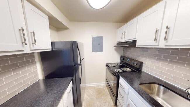 Building Photo - 6008 Amberwood Rd
