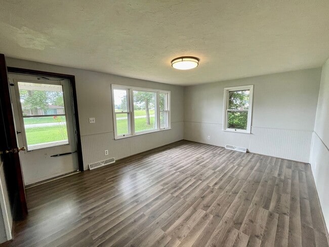 Building Photo - NO RENT until 2026! Lock in your new home now and enjoy the rest of the year rent-free! The depos...