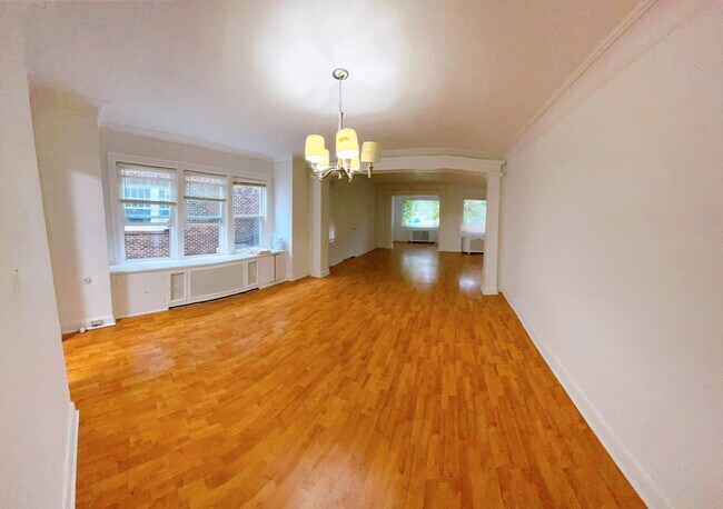 Building Photo - 5543 Beacon St