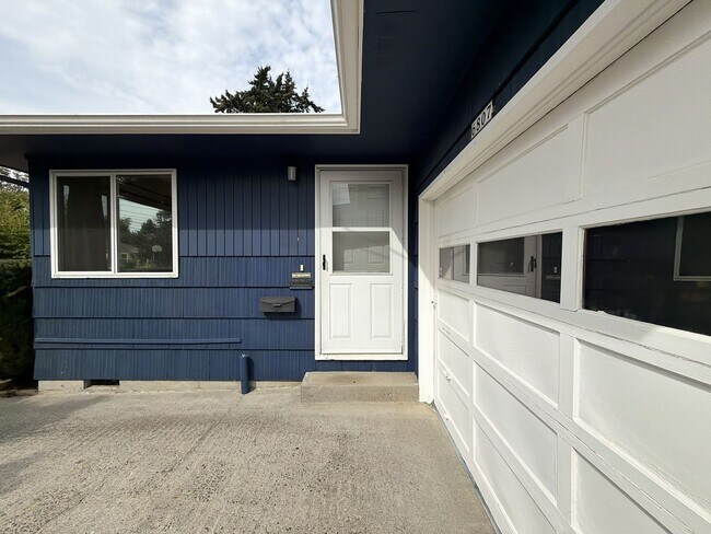 Building Photo - 6807 SE Cora St