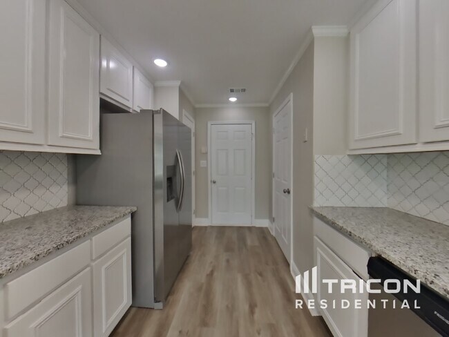 Building Photo - 6745 Biscayne Boulevard Rex GA