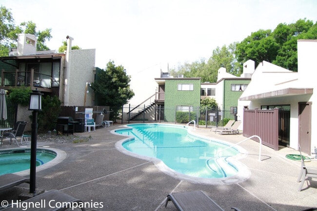 Building Photo - Clubhouse! Pool! Coutyard!