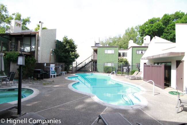 Foto del edificio - Clubhouse! Pool! Coutyard!