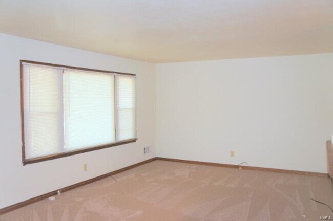 Building Photo - 8 Spruce Dr