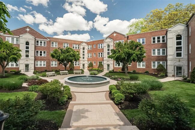 Complex Entrance & Courtyard - 7745 Kingsbury Blvd