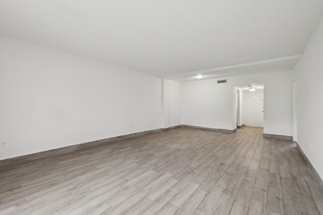 Building Photo - Luna At Hollywood