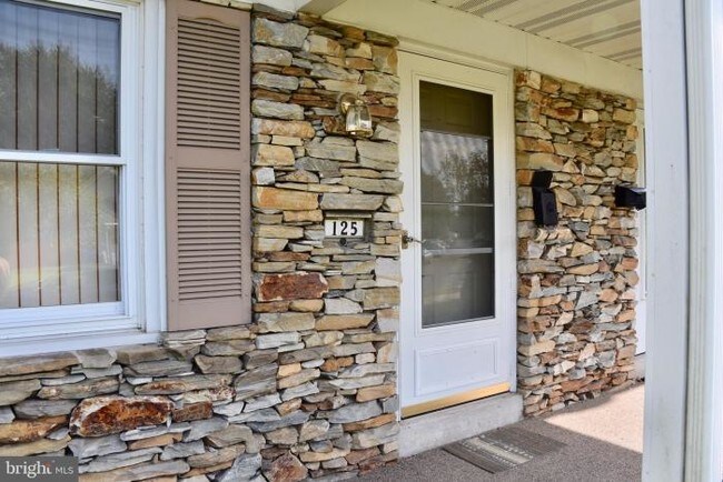 Building Photo - 3 bedroom in Robesonia PA 19551