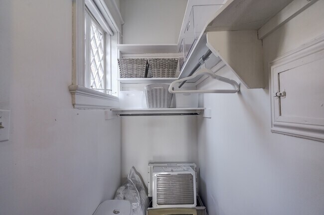 Amplio vestidor - 1913 Hanover Ave