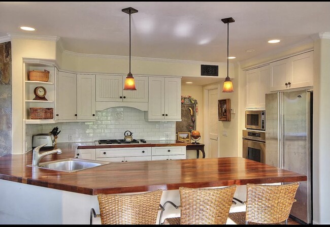 Building Photo - 2574 Lillie Ave
