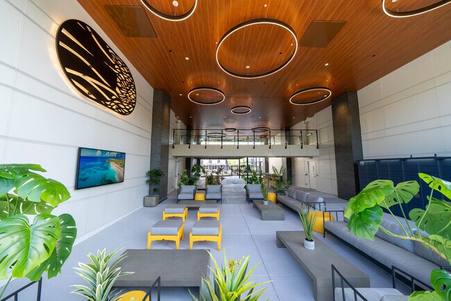 Área de TV al aire libre Breezeway - Rosewick Apartments