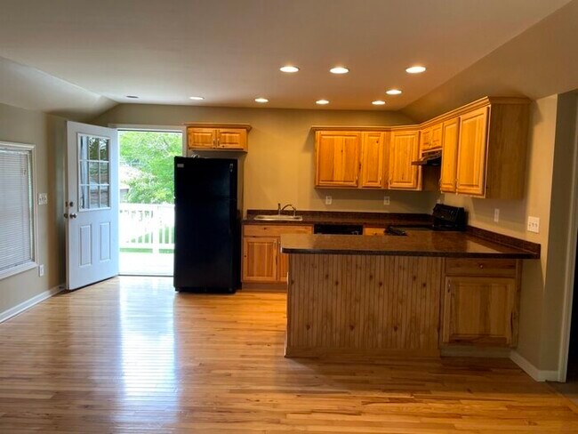 Building Photo - 2 Bdrm/1 Bath  - Lake Geneva upper duplex