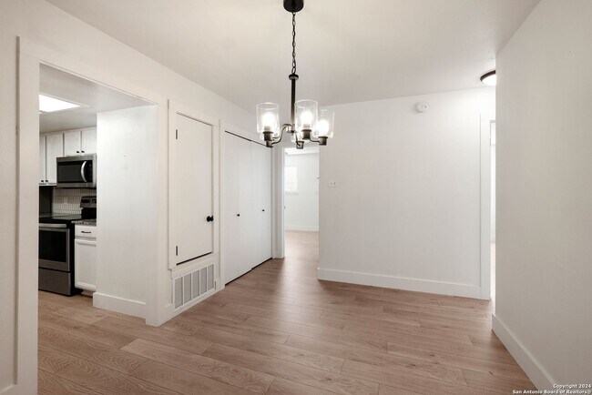 Building Photo - Charming 2/2 in the heart of Boerne!