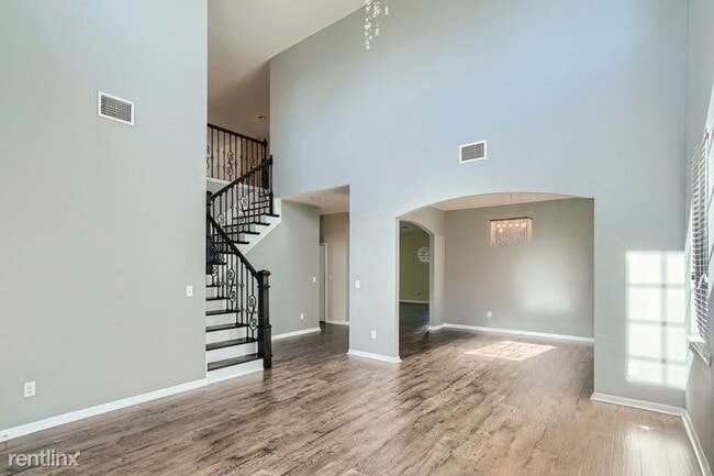 Building Photo - 5 br, 4 bath House - 12404 Fairlawn Drive ...