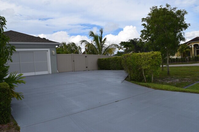 Foto del edificio - 901 SW Haleyberry Ave