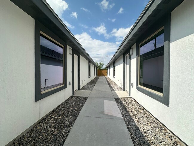 Foto del edificio - 712 Palmer Rd