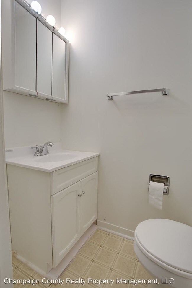 Building Photo - 2 br, 1.5 bath House - 2904-B W. John St.