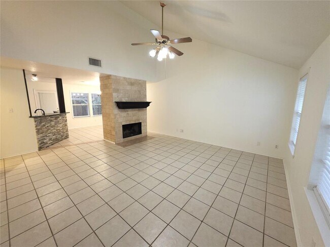 Foto del edificio - 1600 Hollow Tree Blvd