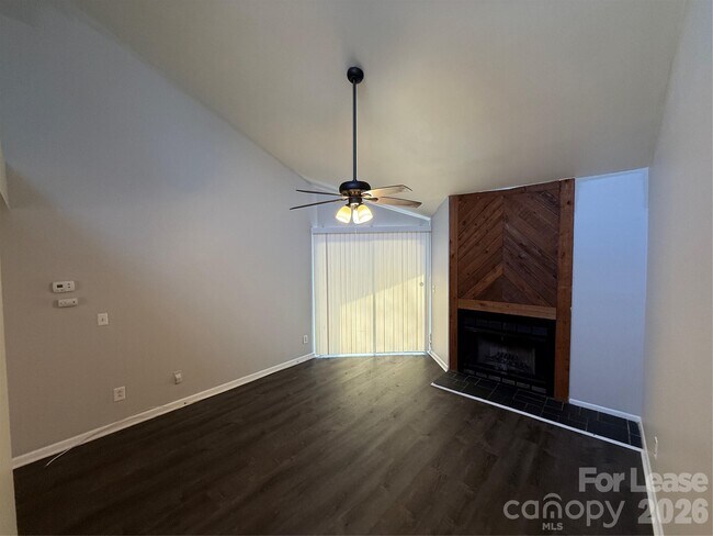 Foto del edificio - 4617 Sharon Chase Dr