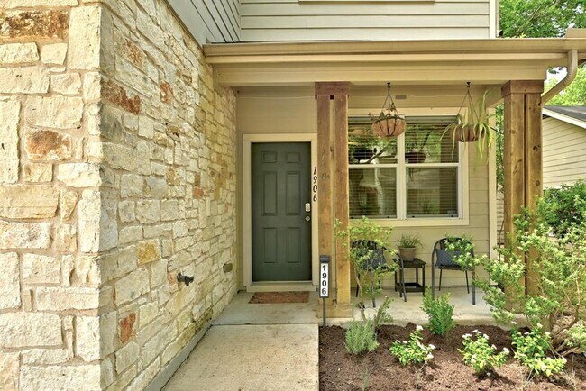 Foto del edificio - 512 Eberhart Ln