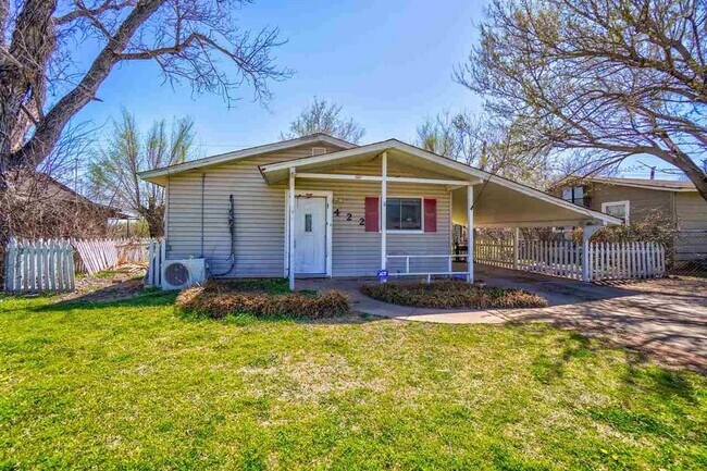 Building Photo - 422 NW Greenmeadow Dr