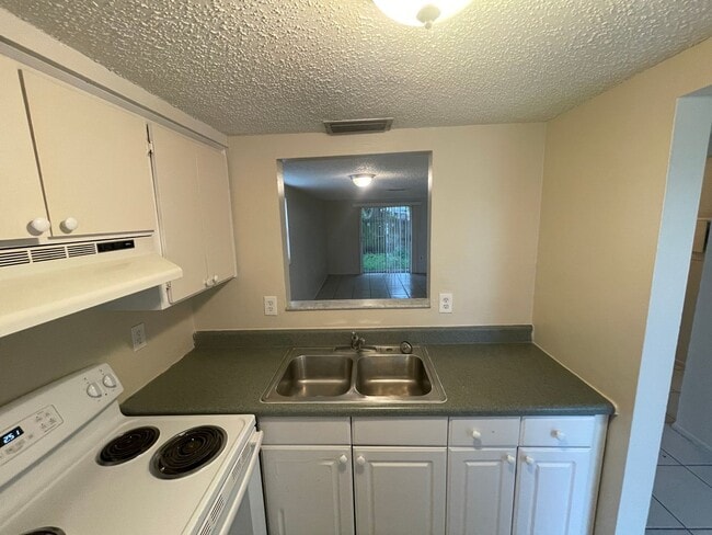 Building Photo - 2/1 Apartment in New Port Richey