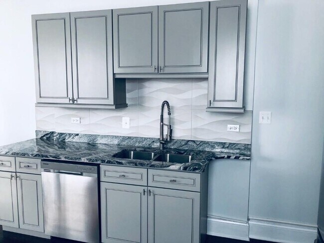 Building Photo - 3 bedroom in Chicago IL 60616