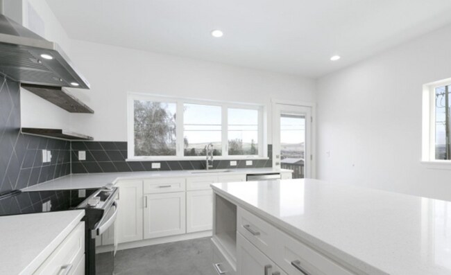 Foto del edificio - Occupied, do not disturb tenants.  Selah 2br 2ba DBL Garage 5-star Built Green Energy Standards h...