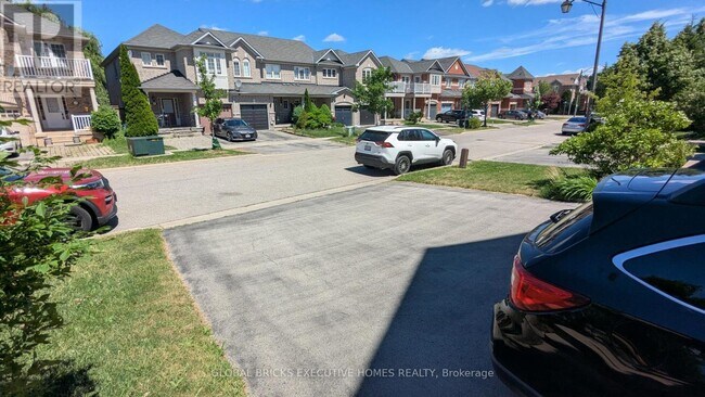 Photo du bâtiment - 1218 Lamont Crescent