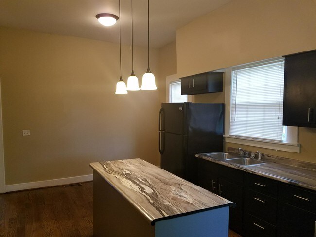 Building Photo - 901 Russell St