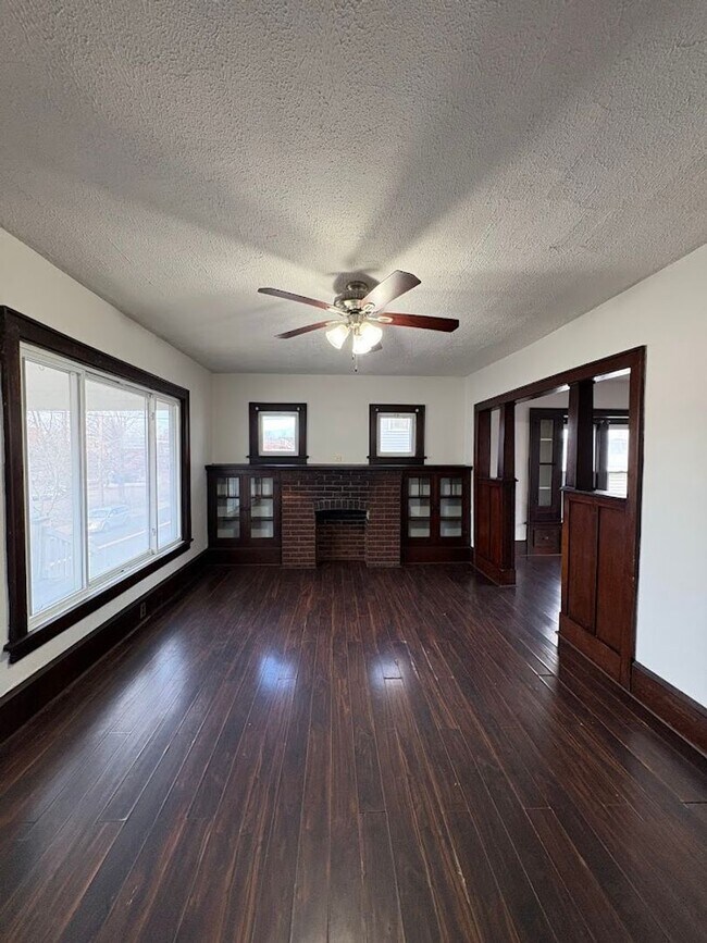 Foto del edificio - Large three bedroom one bathroom home for rent