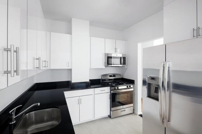 Building Photo - 4 bedroom in New York NY 10006