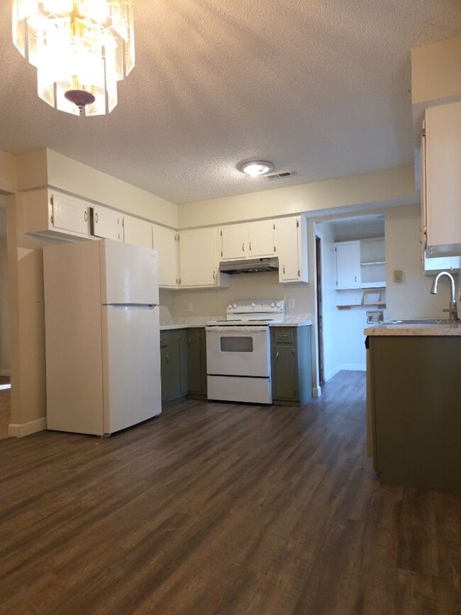 Foto del edificio - 3 Bed, 1 Bath, 1 Car Garage House for Rent in Bolivar, MO!