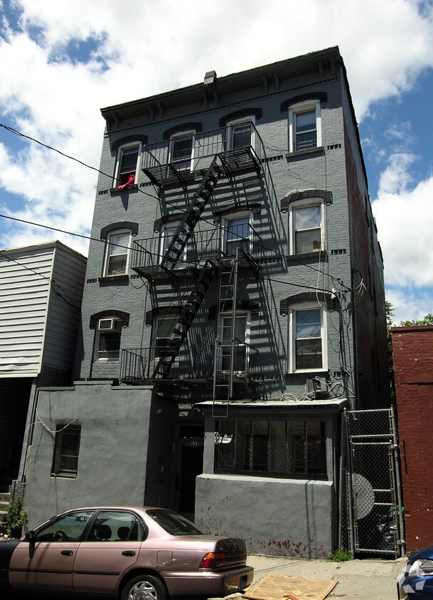 Primary Photo - 63 Oak St