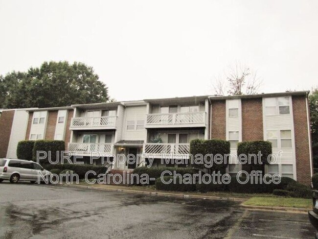 Foto del edificio - 9520 Shannon Green Dr