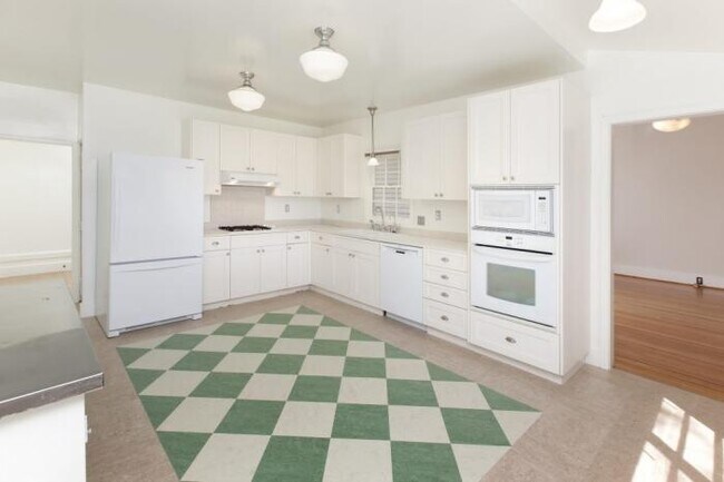 Building Photo - 4 bedroom in San Francisco CA 94123