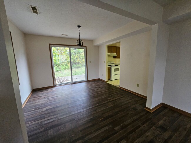 Building Photo - 564 N Park Dr