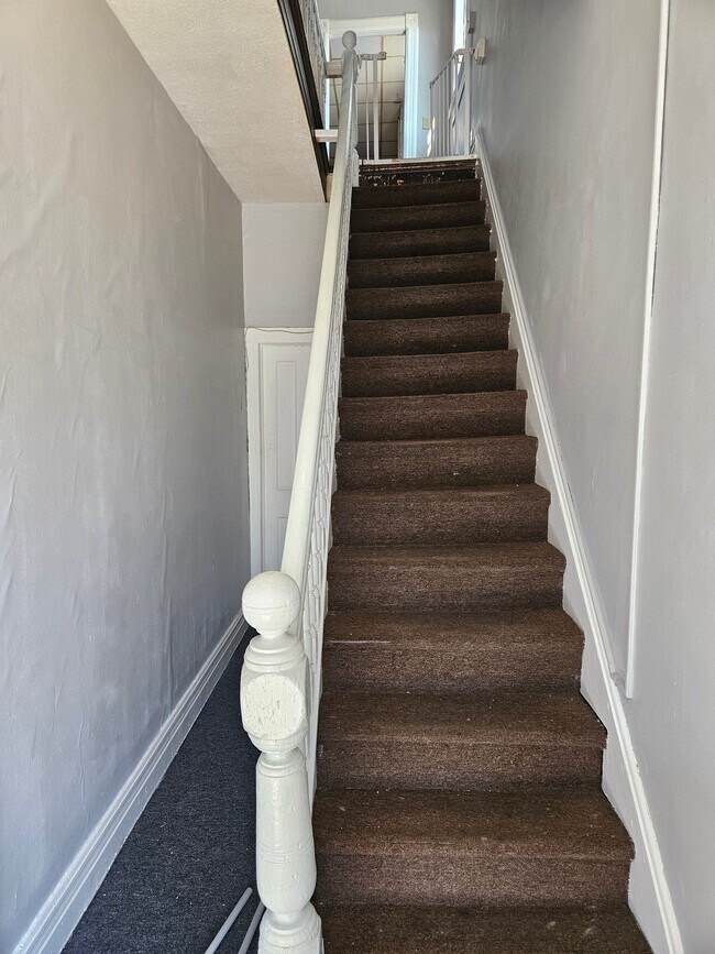 Building Photo - 823 Main St