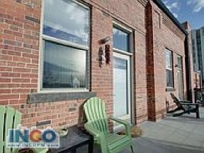 Building Photo - Spacious 1 bedroom loft