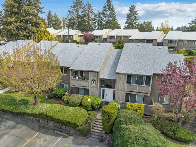 Foto del edificio - Cozy Condo Living in Tacoma's Desirable Highlands Community | Pool, Gym & Clubhouse