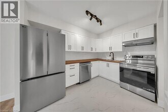 Building Photo - 3085 Kingsway Dr