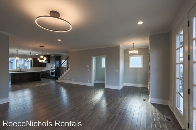 Building Photo - 3 br, 2.5 bath House - 725 W. 44th Terrace