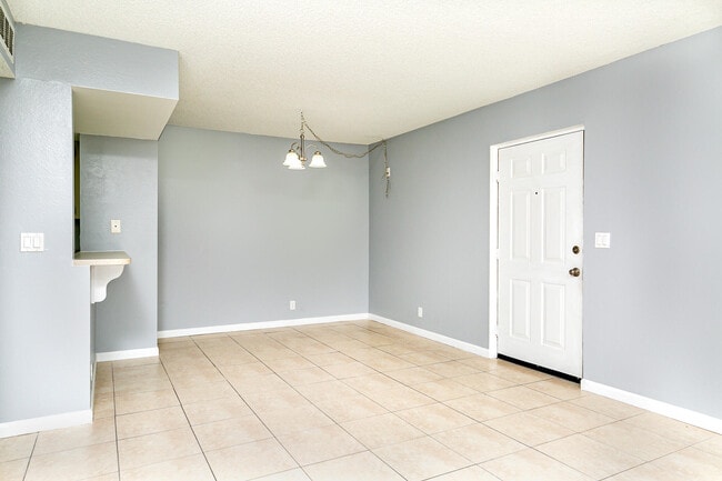 Building Photo - 1530 SE Royal Green Cir