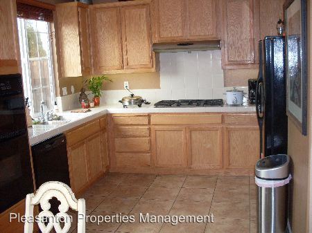 Building Photo - 2426 Milford Dr