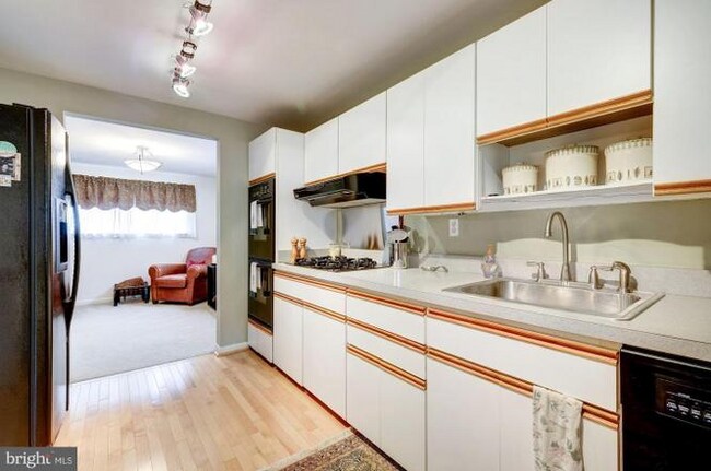 Photo - Affordable and Convenient - Redline Metro ... Apartment