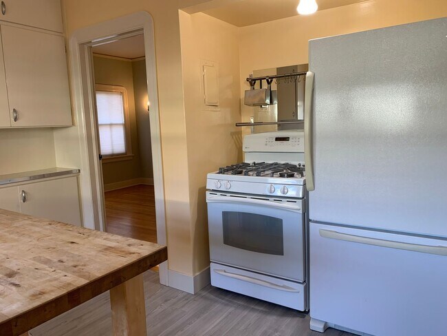 Foto del edificio - 3 Bedroom, hardwood floors, garage, A/C, Solar